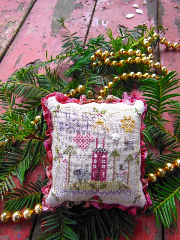 'Tis the Season Pincushion kit (#924) | Shepherd's Bush